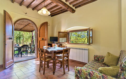 Bazzani Apartments In Siena: Mobilia, Tavolo, Divano, Legna, Interior Design, Sedia, Costruzione, Pianta Della Casa, Pavimento, Pavimentazione