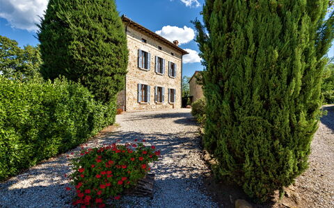 Bazzani Apartments In Siena: Nube, Pianta, Cielo, Proprietà, Finestra, Costruzione, Paesaggio Naturale, Manto Stradale, Architettura, Albero