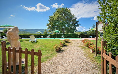 Bazzani Apartments In Siena: Nube, Cielo, Pianta, Natura, Paesaggio Naturale, Recinzione, Albero, Lotto, Legna, Erba