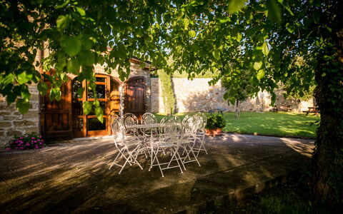 Villa Le Capanne: Natura, Luce, Verde, Albero, Luce Del Sole, Erba, Illuminazione, Mattina, Cielo, Casa