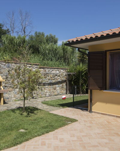 Serra: Property, House, Home, Real Estate, Building, Roof, Residential Area, Estate, Cottage, Yard