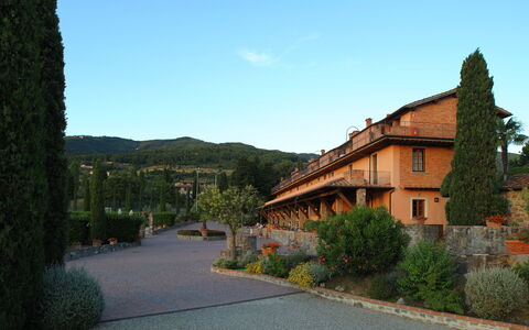 Fattoria Fronzano: Pianta, Cielo, Costruzione, Proprietà, Finestra, Albero, Manto Stradale, Montagna, Lotto, Casa