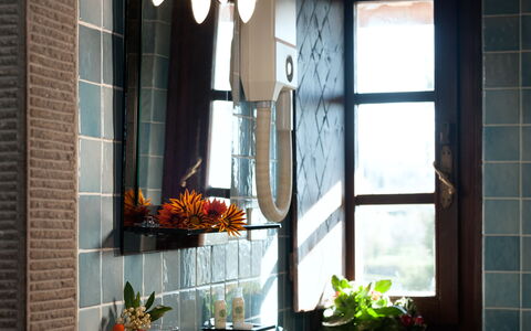 Fattoria Fronzano: Proprietà, Costruzione, Finestra, Idraulico Fixture, Bianca, Pianta, Interior Design, Bagno, Illuminazione