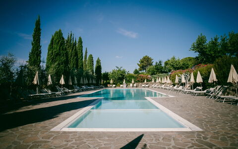 Fattoria Fronzano: Acqua, Cielo, Giorno, Pianta, Nube, Azzurro, Albero, Arecales, Fontana, Urban Design
