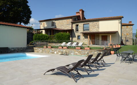 Agriturismo Cincinelli: Property, Building, House, Real Estate, Home, Swimming Pool, Estate, Furniture, Residential Area, Patio
