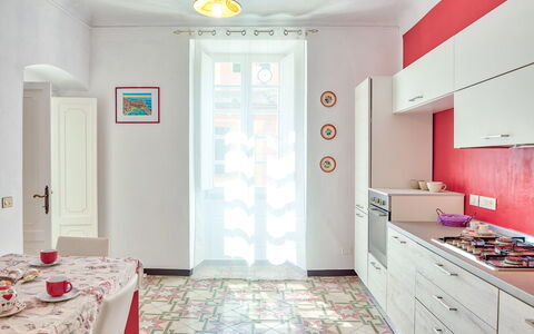 Via Dante Vacanze - Levanto: Camera, Proprietà, Interior Design, Pavimento, Rosa, Mobilia, Costruzione, Piastrella, Parete, Soffitto