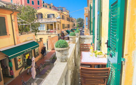 Via Dante Vacanze - Levanto: Quartiere, Cittadina, Giallo, Proprietà, Costruzione, Strada, Zona Urbana, Casa, Immobiliare, Architettura