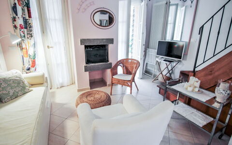 Pignone 150: Proprietà, Camera, Interior Design, Soggiorno, Mobilia, Costruzione, Casa, Pavimento, Tenda, Tavolo