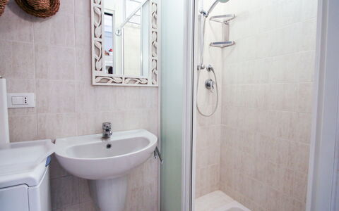 Pignone 150: Bagno, Proprietà, Camera, Idraulico Fixture, Rubinetto, Parete, Bagno Accessorio, Piastrella, Interior Design, Architettura