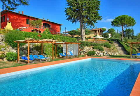 Casa Rossa: Acqua, Costruzione, Pianta, Cielo, Proprietà, Piscina, Albero, Azzurro, Natura, Blu