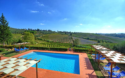Casa Rossa: Cielo, Acqua, Pianta, Proprietà, Nube, Piscina, Azzurro, Albero, Vegetazione, Costruzione