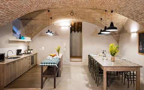 Appartamento La Corte: Proprietà, Tavolo, Mobilia, Cornice, Pianta Della Casa, Legna, Illuminazione, Interior Design, Pianta, Pavimento