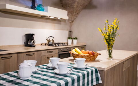 Appartamento La Corte: Tavola, Tavolo, Proprietà, Mobilia, Dishware, Pianta, Fiore, Verde, Costruzione, Interior Design
