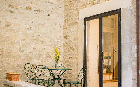 Appartamento La Corte: Costruzione, Pianta, Porta, Finestra, Legna, Brick, Casa, Manto Stradale, Vaso Di Fiori, Muratura