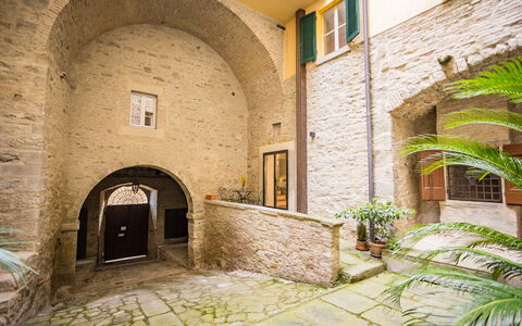 Appartamento La Corte: Pianta, Verde, Costruzione, Brick, Finestra, Porta, Immobiliare, Impianto Terrestre, Facciata, Muratura
