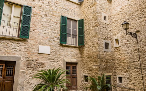 Appartamento La Corte: Finestra, Pianta, Costruzione, Quartiere, Brick, Pavimentazione, Porta, Urban Design, Facciata