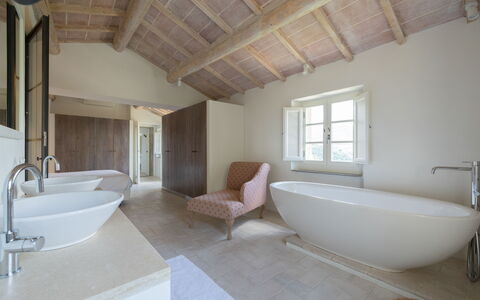 Tenuta Pomona: Bagno, Idraulico Fixture, Interior Design, Pavimentazione, Parete, Vasca Da Bagno, Pavimento, Soffitto, Rubinetto, Idraulico