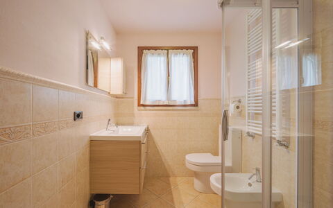 I Modellini: Proprietà, Lavello, Specchio, Bagno, Idraulico Fixture, Illuminazione, Rubinetto, Interior Design, Legna, Lavandino Del Bagno