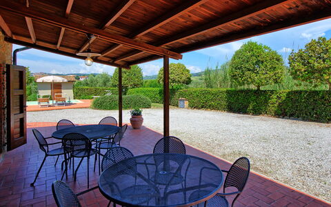 Cuccardino: Pianta, Proprietà, Cielo, Costruzione, Tavolo, Shade, Albero, Interior Design, Legna, Sedia