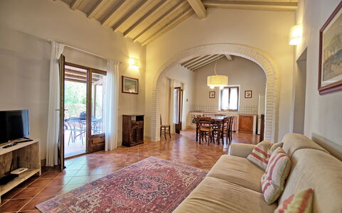 Cuccardino: Cornice, Mobilia, Sedia, Legna, Interior Design, Pavimento, Pavimentazione, Divano, Soggiorno, Televisione