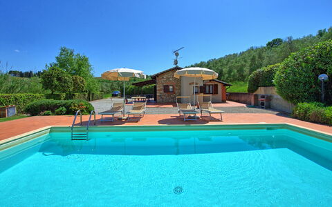 Cuccardino: Acqua, Cielo, Pianta, Proprietà, Piscina, Azzurro, Shade, Albero, Mobili Da Esterno, Erba