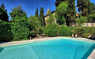 Montegufoni: Piscina, Proprietà, Paesaggio Naturale, Immobiliare, Erba, Casa, Acqua, Estate, Albero, Tempo Libero