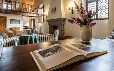 Teatro: Room, Interior Design, Living Room, Property, Furniture, Table, Home, Coffee Table, House, Building