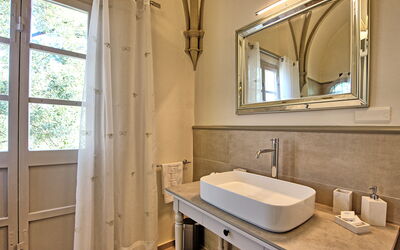 Segretario: Mirror, Tap, Sink, Plumbing Fixture, Bathroom Sink, Property, Bathroom, Window, Wood, Building