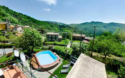 Casa Di Renzo: Property, Hill Station, Real Estate, House, Building, Rural Area, Sky, Swimming Pool, Tourism, Residential Area