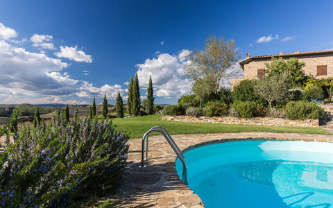 Appartamento Il Nido Di Giulia: Blu, Proprietà, Cielo, Immobiliare, Acqua, Piscina, Giorno, Estate, Azzurro, Zona Residenziale
