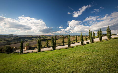 Appartamento Il Nido Di Giulia: Cielo, Natura, Verde, Nube, Paesaggio Naturale, Erba, Pascolo, Giorno, Albero, Ambiente Naturale