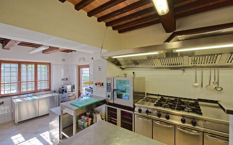 Villa Umbra: Proprietà, Camera, Costruzione, Soffitto, Interior Design, Casa, Mobilia, Immobiliare, Cucina, Architettura