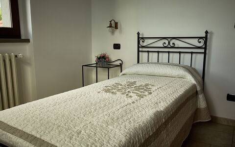 Villa Umbra: Camera Da Letto, Letto, Mobilia, Lenzuolo, Camera, Bedding, Proprietà, Materasso, Telaio Del Letto, Pavimento