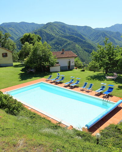 Marradi 800: Sky, Plant, Building, Property, Swimming Pool, Mountain, Tree, Nature, House, Rectangle
