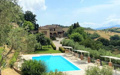 Volterra 819: Nube, Acqua, Pianta, Cielo, Costruzione, Albero, Piscina, Azzurro, Vegetazione, Corpo D'Acqua