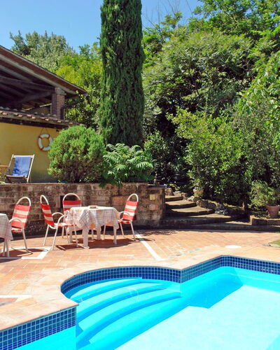 Podere Rasenna: Swimming Pool, Property, Backyard, Leisure, Home, Patio, Vacation, House, Real Estate, Water
