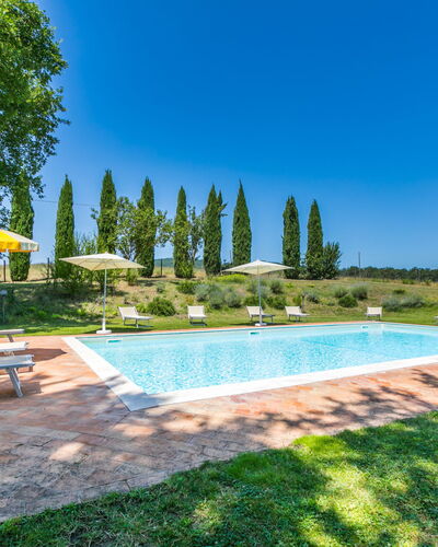 Podere S Giovanni: Water, Plant, Sky, Swimming Pool, Tree, Umbrella, Building, Shade, Outdoor Furniture, Natural Landscape