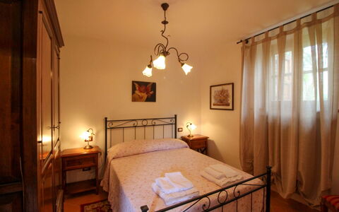 Borgo di Usciano: Letto, Mobilia, Camera Da Letto, Interior Design, Parete, Pavimento, Pavimentazione, Lenzuolo, Soffitto, Bedding