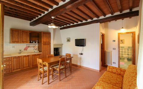 Borgo di Usciano: Pavimentazione, Interior Design, Legna, Soffitto, Mobilia, Pavimento, Camera, Controsoffitto, Cabinetry, Cucina