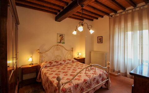 Borgo di Usciano: Mobilia, Letto, Interior Design, Camera Da Letto, Parete, Lenzuolo, Soffitto, Camera, Bedding, Pavimentazione
