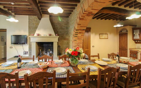 Borgo di Usciano: Mobilia, Interior Design, Tavolo, Legna, Soffitto, Sedia, Cucina & Sala Da Pranzo Tavolo, Pavimentazione, Camera, Sala Da Pranzo