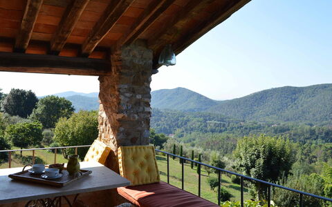 Compignano Barn: Proprietà, Casa, Camera, Albero, Costruzione, Immobiliare, Cielo, Villetta, Vacanza, Portico