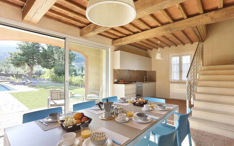 Uva: Proprietà, Costruzione, Camera, Immobiliare, Interior Design, Casa, Soffitto, Mobilia, Tavolo, Sala Da Pranzo