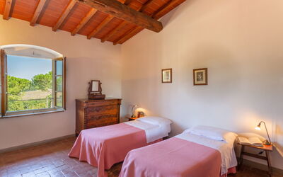 pratale-apartments-chianti-tavernelle-val-di-pesa-agriturismo-apt-quadri-camera-da-letto