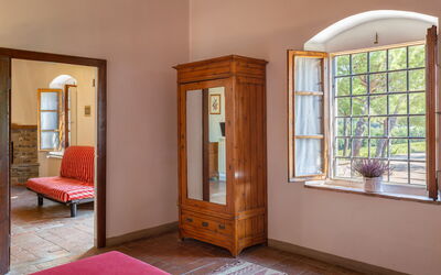 pratale-apartments-chianti-tavernelle-val-di-pesa-agriturismo-apt-quadri-camera-da-letto