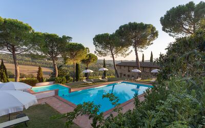 Fattoria Della Pesa: Acqua, Pianta, Cielo, Proprietà, Costruzione, Piscina, Albero, Shade, Arecales, Vegetazione