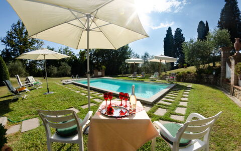 Villa Il Borghetto: Proprietà, Immobiliare, Casa, Piscina, Costruzione, Tavolo, Estate, Casa, Ombrello, Backyard