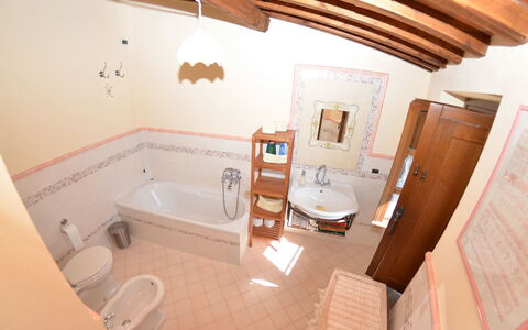 Al Vecchio Pozzo: Proprietà, Camera, Bagno, Interior Design, Casa, Pavimento, Costruzione, Architettura, Immobiliare, Vasca Da Bagno