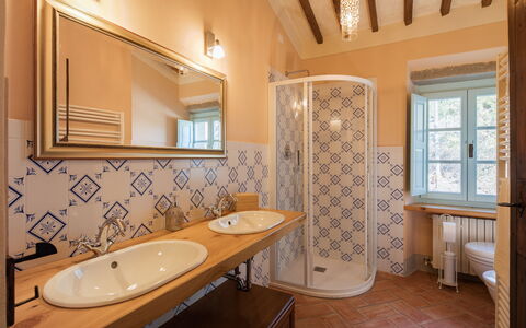 Villa Mezzavia: Camera, Proprietà, Bagno, Costruzione, Interior Design, Immobiliare, Mobilia, Soffitto, Piastrella, Casa