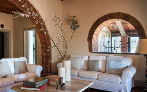 Villa Felciai: Tavolo, Mobilia, Costruzione, Proprietà, Divano, Legna, Comfort, Interior Design, Pavimento, Soggiorno